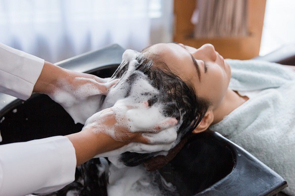 Sử dụng dầu gội trị gàu