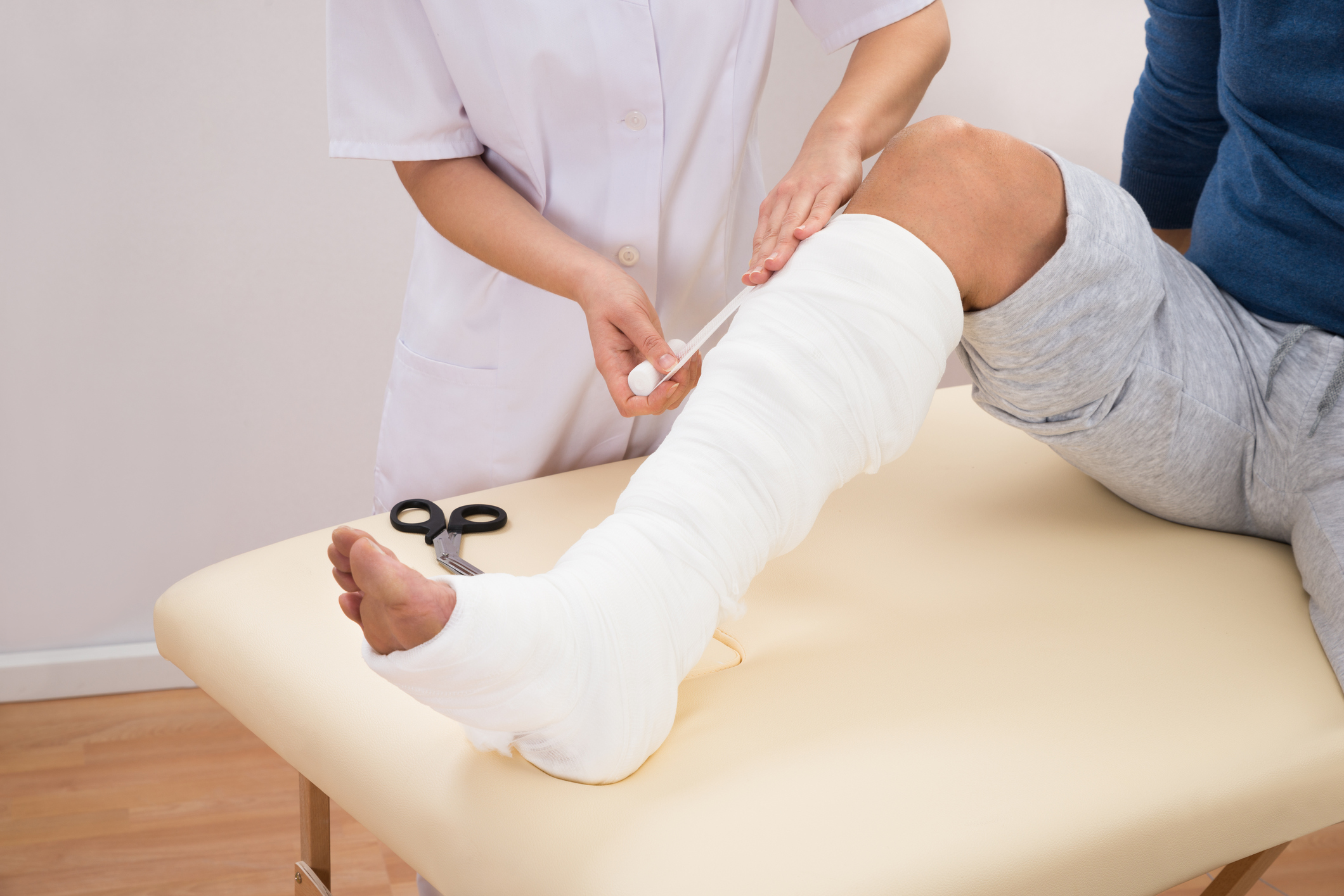 Băng bột cố định điều trị vết thương