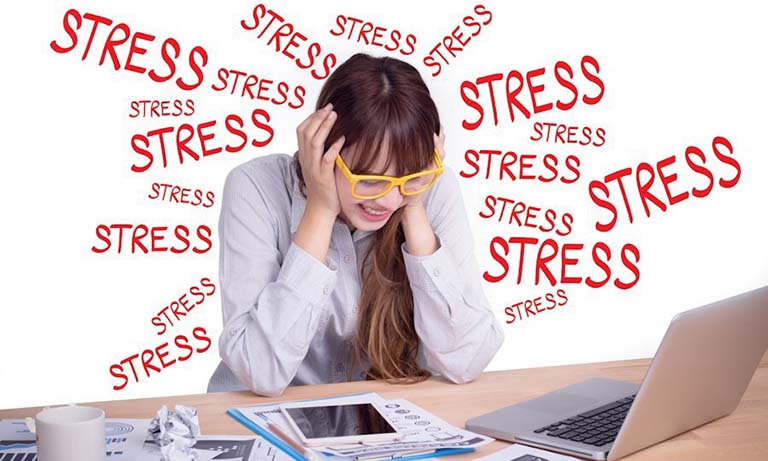 Hình ảnh minh họa người phụ nữ căng thẳng do stress kéo dài ảnh hưởng đến tâm lý và sức khỏe tinh thần