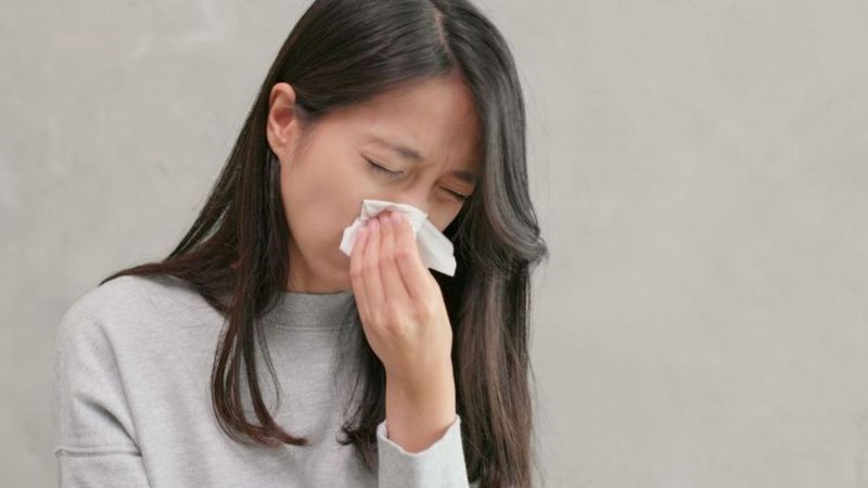 Tình trạng viêm mũi dị ứng gây khó chịu cho người bệnh khi liên tục hắt hơi