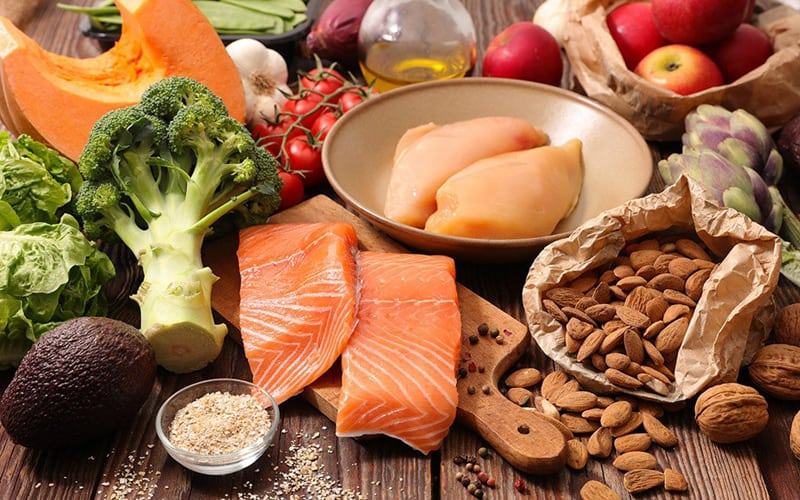 Ăn uống cân bằng và đủ chất để duy trì sức khỏe và độ cứng cáp của sụn và xương