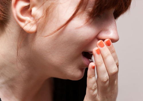 Ngay trước khi ho ra máu bệnh nhân cảm thấy ngứa cổ họng, lợm giọng và cảm nhận được có vị tanh ở miệng