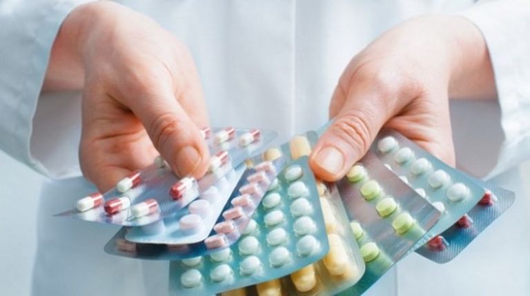 Một số thuốc gây tác dụng phụ là hoa mắt, chóng mặt bác sĩ sẽ cân nhắc đổi thuốc khác phù hợp hơn cho bệnh nhân