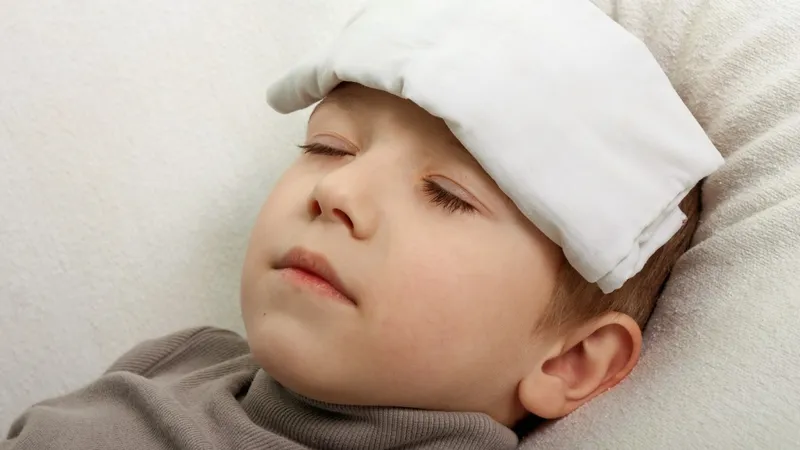 Chăm sóc đúng cách và cho trẻ nghỉ ngơi đầy đủ giúp cơ thể trẻ nhanh phục hồi khi bị sốt.