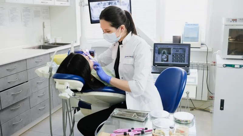 Một số trường hợp có thể cần can thiệp y khoa để loại bỏ tổn thương trong khoang miệng