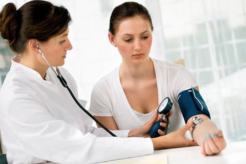 Áp dụng các biện pháp kỹ thuật như phun nước khi cắt đá giúp giảm thiểu lượng bụi silic phát tán vào không khí