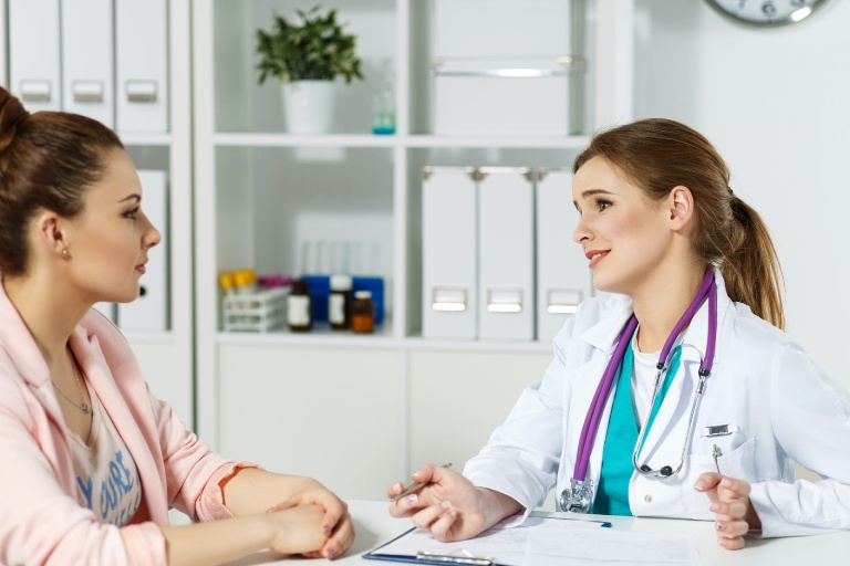 Bạn nên đi gặp bác sĩ khi triệu chứng khàn tiếng kéo dài