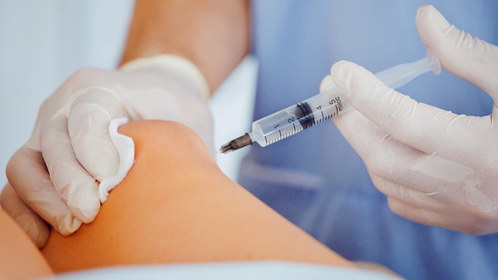 Tiêm axit hyaluronic nội khớp