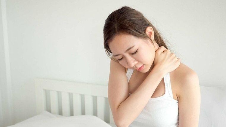 Chườm ấm là phương pháp hiệu quả giúp giãn cơ và giảm đau khi ngủ bị trẹo cổ 
