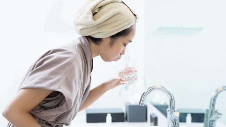 Cải thiện viêm họng bằng cách súc miệng từ nước lá bàng (Nguồn: sưu tầm)