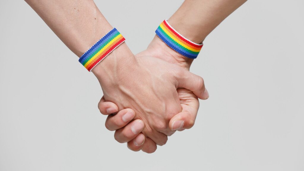 Việc chấp nhận và tôn trọng quan hệ đồng tính đóng vai trò quan trọng trong việc thúc đẩy sự bình đẳng và quyền con người