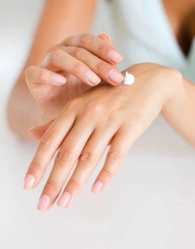 Bôi kem dưỡng ẩm giúp giảm ngứa do Lichen nitidus gây ra