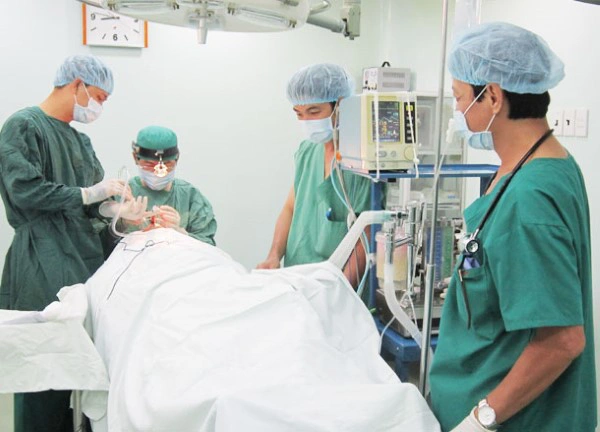 Phẫu thuật có thể chữa khỏi tình trạng liệt dây thanh quản