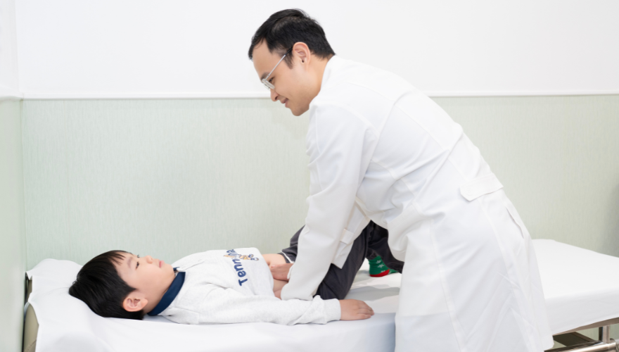 Cần đưa trẻ đi khám nếu có dấu hiệu bất thường