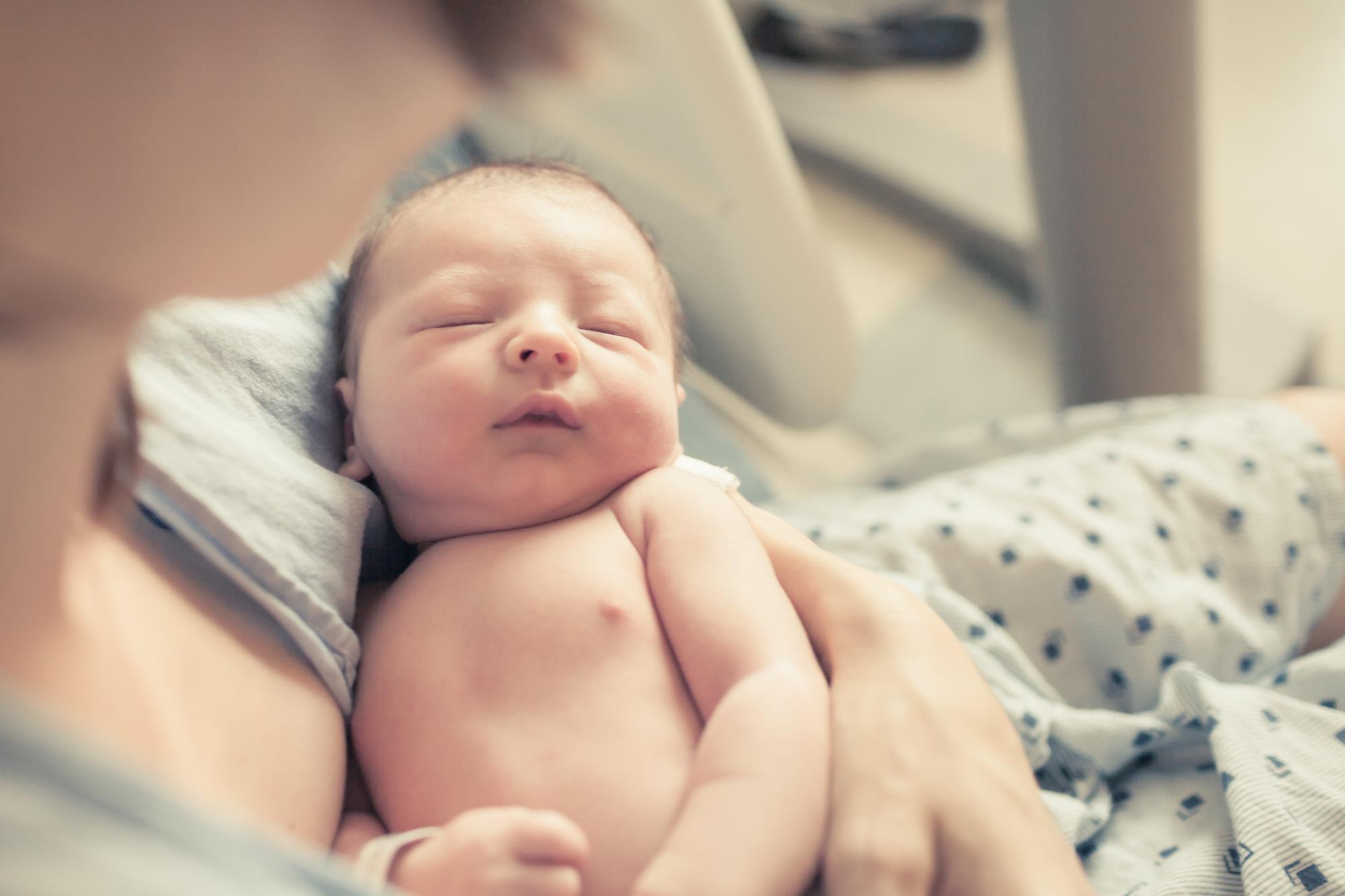 Ba mẹ nên dành thời gian cân nhắc kỹ trước khi quyết định tên cho con