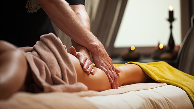 Massage yoni là gì? Hướng dẫn các kỹ thuật & tư thế mới lạ