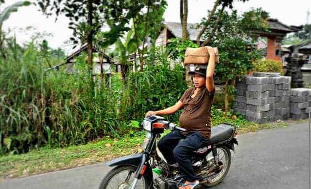 Lựa chọn trang phục thoải mái và lái xe chậm giúp giảm áp lực lên cơ thể đang phục hồi 