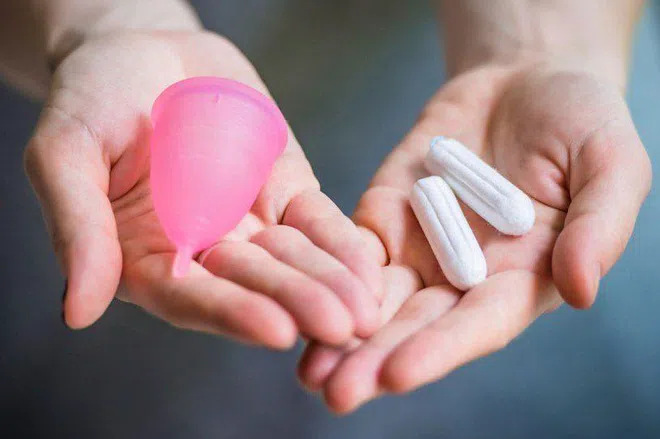 Nếu bạn đã cảm thấy chán nản với những bất tiện do băng vệ sinh hay tampon gây ra, hãy cân nhắc sử dụng cốc nguyệt san