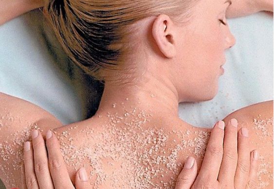 Dùng muối hồng Himalaya để giúp tẩy tế bào chết toàn thân