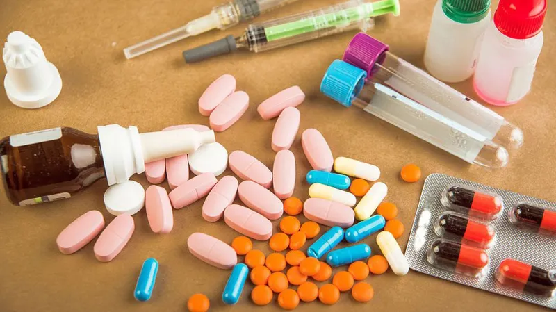 Luôn thông báo với dược sĩ về tất cả các loại thuốc bạn đang sử dụng