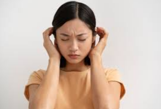 Đau đầu hoặc chóng mặt cũng là một trong những triệu chứng của nhũn não
