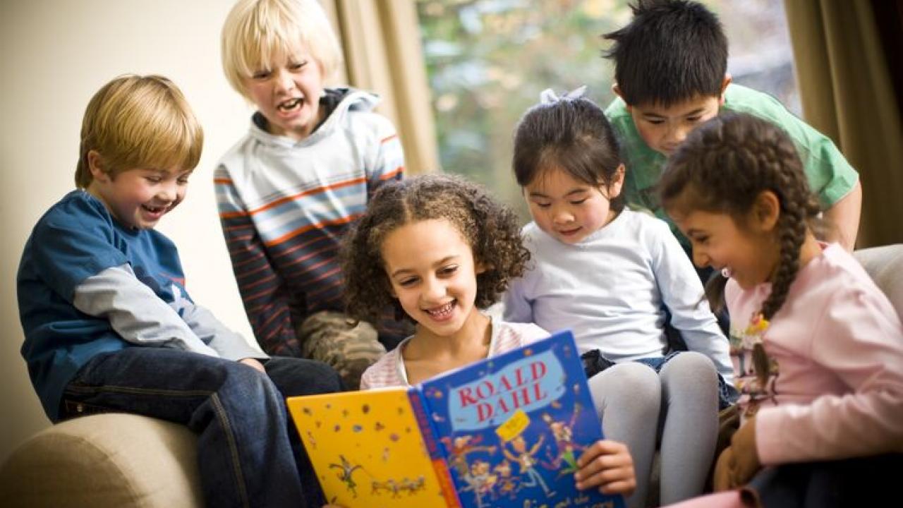 Cho trẻ tiếp xúc với môi trường vui vẻ và giao tiếp nhiều để cải thiện ngôn ngữ