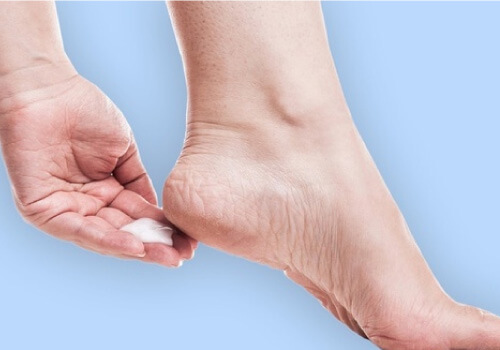 Dưỡng ẩm gót chân