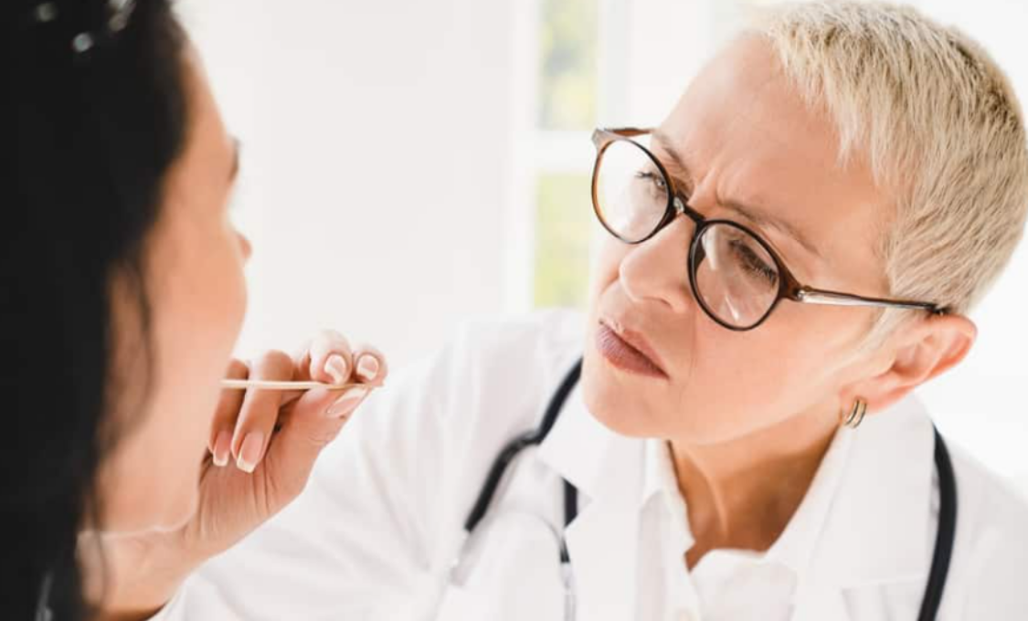 Kiểm tra vết loét ở răng miệng giúp chẩn đoán bệnh bạch sản