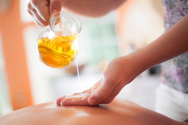 Áp dụng massage bằng một số tinh dầu tự nhiên có thể cải thiện lưu thông máu và độ đàn hồi của da.