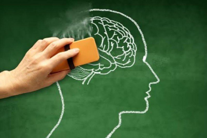 Mất trí nhớ, hoặc trí nhớ ngắn hạn có thể là triệu chứng điển hình của rối loạn chức năng não sau hóa trị