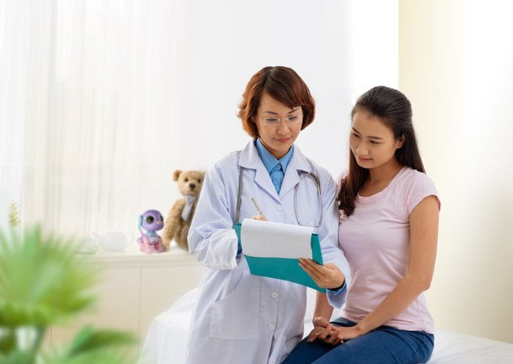 Thăm khám với bác sĩ định kỳ để theo dõi tình trạng sức khỏe phụ khoa