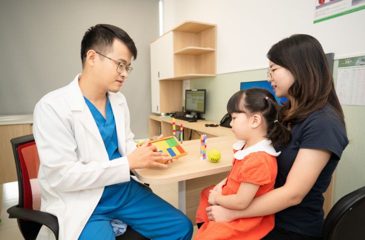 Cho trẻ đi khám bác sĩ để được hỗ trợ các biện pháp cải thiện ngôn ngữ