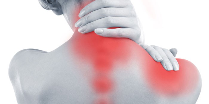 Một trong các triệu chứng của bệnh rỗng tủy sống là đau và cứng vùng gáy, cổ, vai