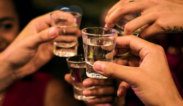Lạm dụng đồ uống có cồn lâu ngày là một trong những nguyên nhân chính khiến cấu trúc gan bị hủy hoại dẫn đến xơ hóa 