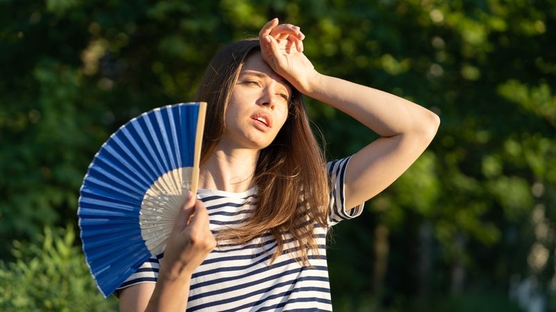 Giãn nở mạch máu não và mất nước dưới trời nắng là tác nhân hàng đầu kích hoạt cơn đau đầu cấp tính