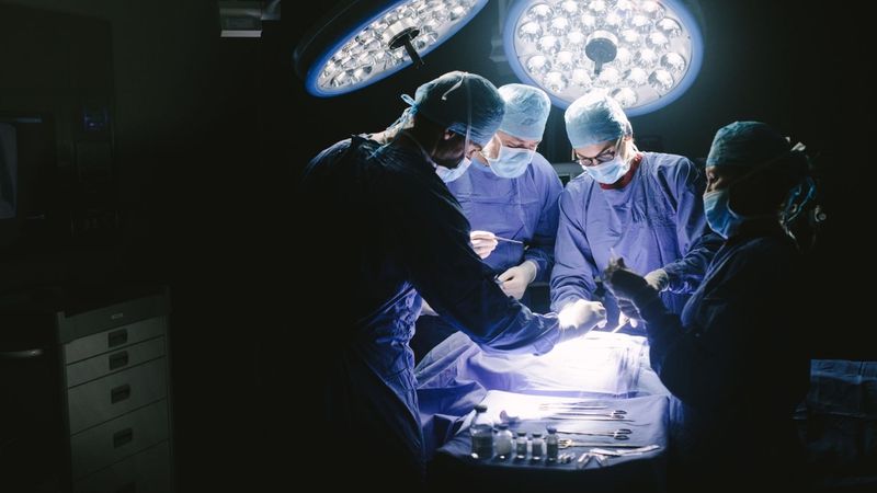 Việc tuân thủ chế độ dùng thuốc và lối sống sau phẫu thuật là yếu tố then chốt để duy trì chức năng tim 