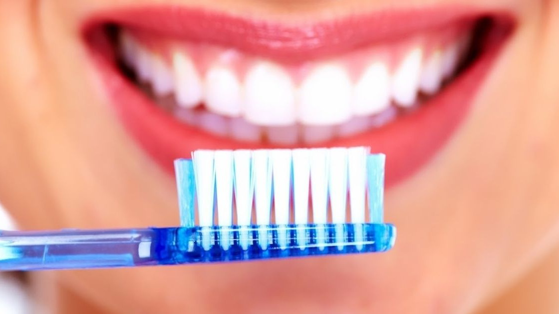 Để phòng hội chứng Sjogren bạn nên đảm bảo vệ sinh răng miệng đúng cách