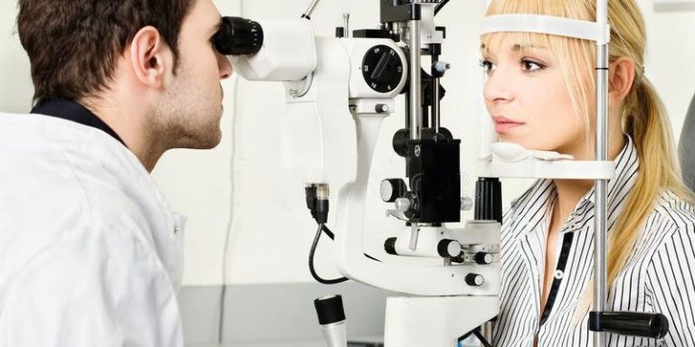 Cần khám mắt ngay khi cảm nhận thấy dấu hiệu bất thường để bác sĩ kịp thời đưa ra phương pháp điều trị phù hợp