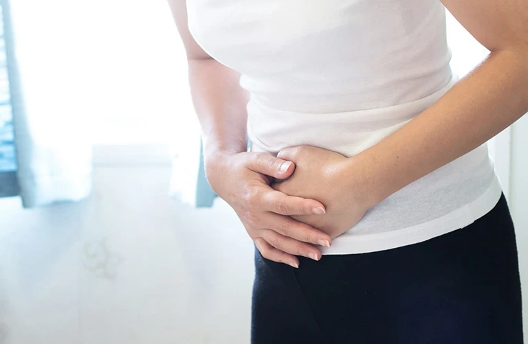 Một số phụ nữ bị đau nhẹ 1 bên bụng nếu tình trạng tắc vòi trứng xảy ra