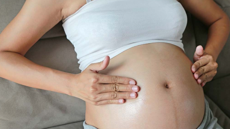 Tư thế nằm ngửa gây áp lực lên tĩnh mạch chủ dưới làm giảm lượng oxy cung cấp cho thai nhi
