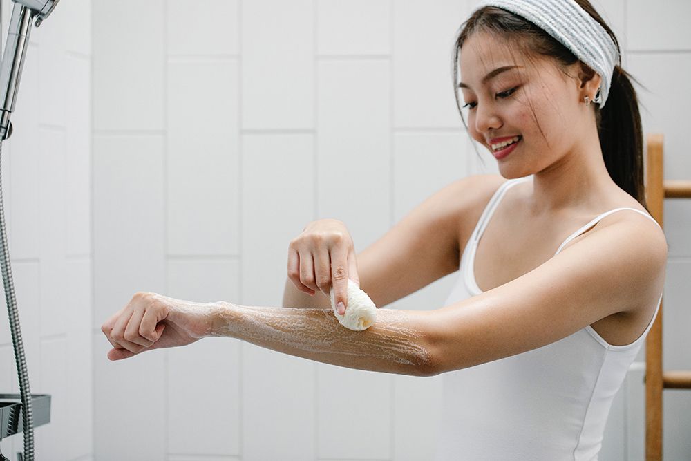 Dưỡng ẩm da giúp giảm ngứa toàn thân vào ban đêm hiệu quả