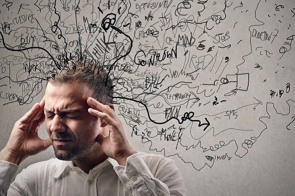 Tâm thần phân liệt là một bệnh lý tâm thần mãn tính và nghiêm trọng, làm biến đổi cách thức một người suy nghĩ, cảm nhận và hành xử. Người bệnh thường có xu hướng mất kết nối với thực tại, gây ra những xáo trộn lớn trong cuộc sống cá nhân, gia đình và xã hội. Các triệu chứng thường được chia thành ba nhóm chính. Nhóm triệu chứng dương tính bao gồm ảo giác (nghe thấy tiếng nói hoặc nhìn thấy thứ không có thật), hoang tưởng (những niềm tin sai lệch, phi lý không thể lay chuyển) và rối loạn tư duy ngôn ngữ. Nhóm triệu chứng âm tính thể hiện qua việc giảm khả năng biểu lộ cảm xúc, mất đi động lực sống, xa lánh xã hội và giảm sút khả năng ngôn từ. Cuối cùng là nhóm triệu chứng nhận thức, gây khó khăn trong việc tập trung, ghi nhớ và ra quyết định. ( Minh hoạ về bệnh tâm thần phân liệt