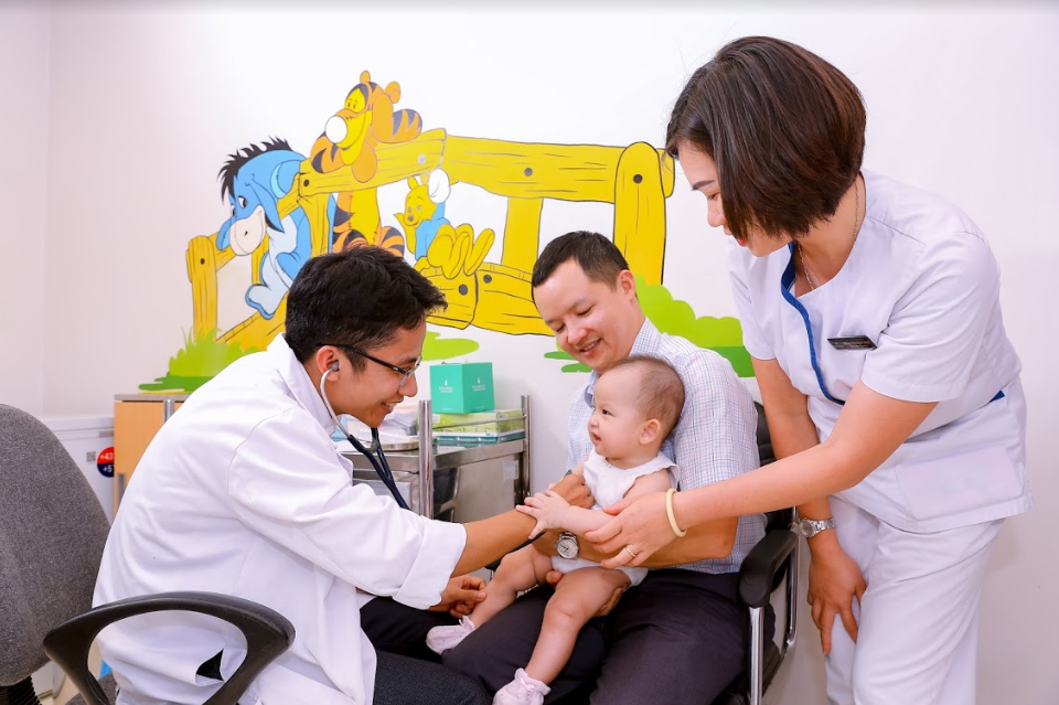 Cha mẹ không nên chủ quan mà nên đưa trẻ đi điều trị càng sớm càng tốt