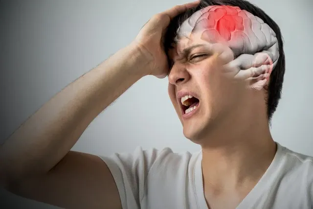 Mệt mỏi và chóng mặt dữ dội có thể là dấu hiệu cảnh báo dòng máu lên não bị cản trở