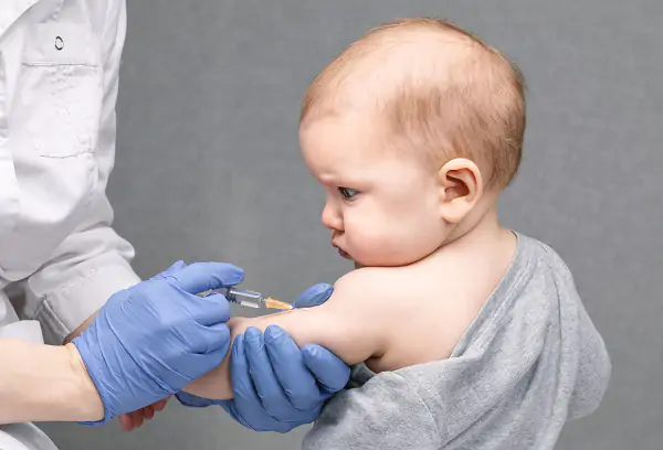 Cần tiêm vaccin đầy đủ cho trẻ để phòng ngừa bệnh. 