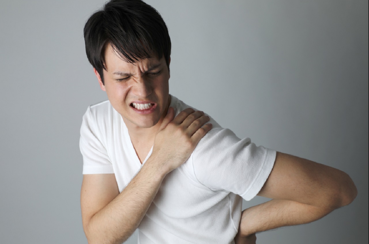 Người bị trật khớp vai có thể cảm thấy đau đớn một cách dữ dội