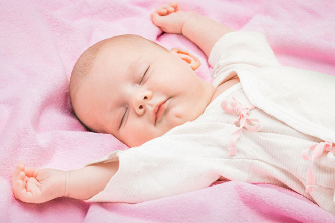 Trẻ giật mình khi ngủ không phải là hiếm gặp, thậm chí rất phổ biến ở các bé sơ sinh.