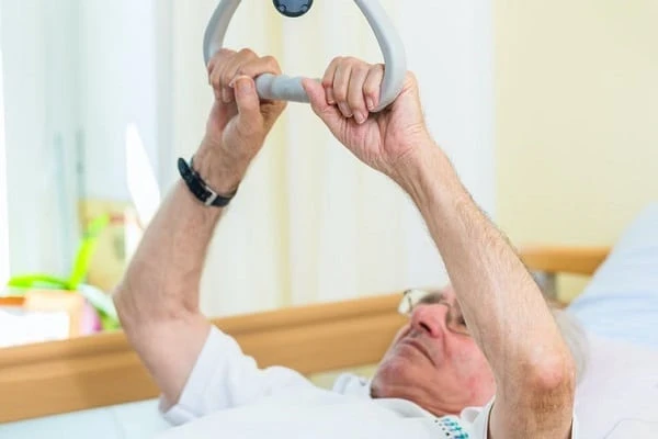 Tập vật lý trị liệu để cải thiện khả năng sinh hoạt thường ngày liệt trên nhân tiến triển