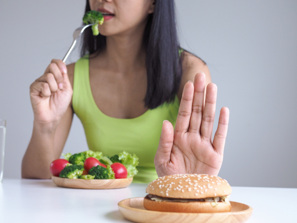Một chế độ ăn giàu chất xơ và uống đủ nước giúp làm giảm áp lực lên các búi trĩ ngoại