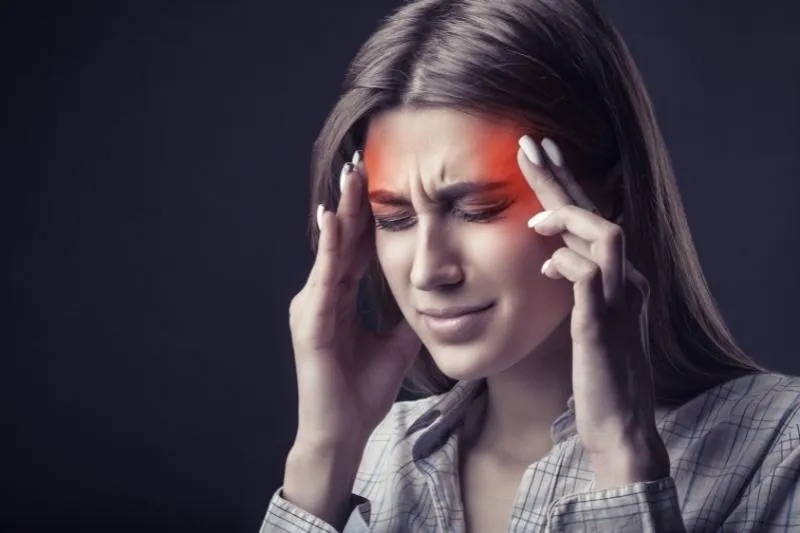 Đau đầu dữ dội có thể là do cơn tăng huyết áp kịch phát gây ra bởi UTTT